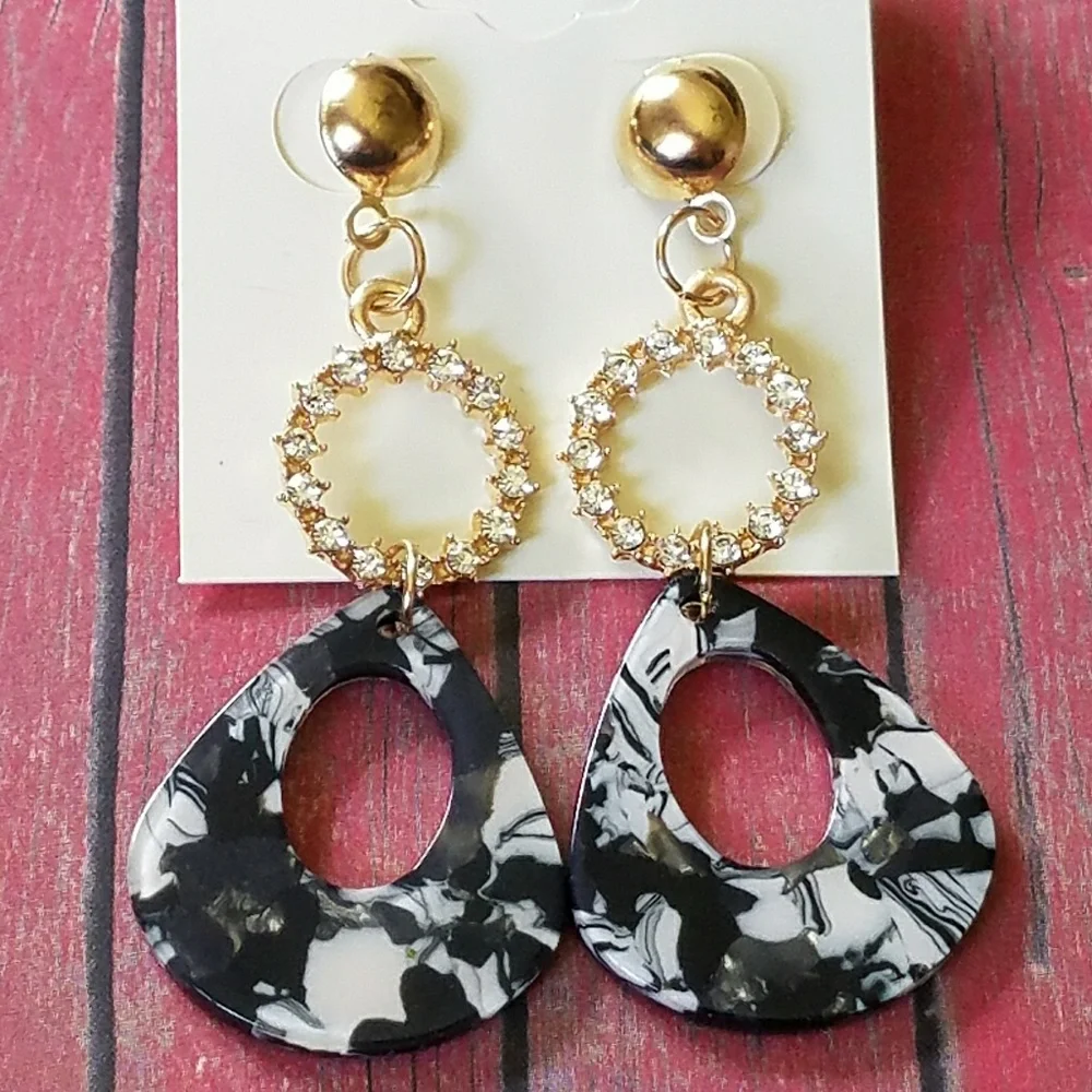 Black and gray acrylic dangle earrings new - Picture 3 of 3
